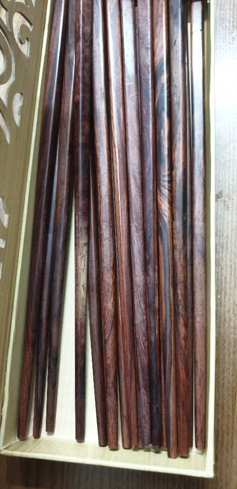 Màu gỗ, vân gỗ đẹp. Gia công ổn, nhẵn mịn. Tuy nhiên vẫn có đũa cong. Đúng ra với mức giá này shop cần kiểm tra chọn lọc những đũa đạt chất lượng thôi. Ủng hộ shop 5 sao, trừ 1 sao vì lẫn đũa cong.