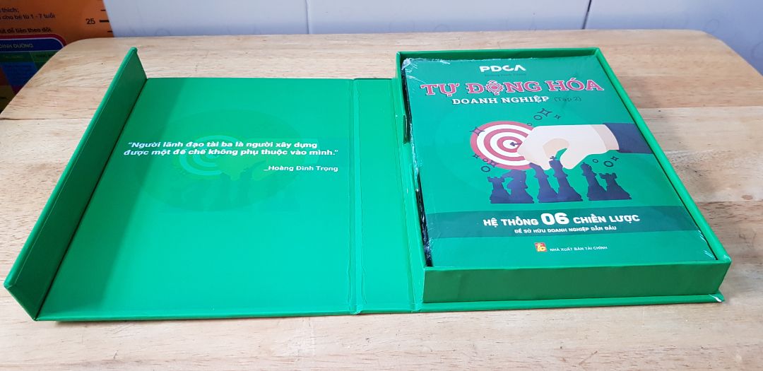 Hình thức đóng gói cẩn thận. Sách để trong hộp rất sang. Giá sách hơi cao. Hy vọng nội dung sách sẽ hay và thực tế.