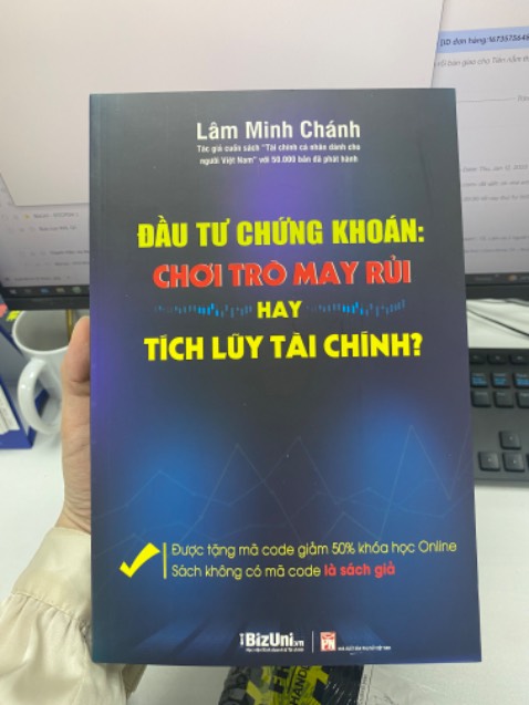 Tiki giao rất nhanh, mình mới đặt buổi sáng nhưng chiều đã nhận được rồi, anh giao hàng cũng rất thân thiện.
Sách in đẹp. Hơi tiếc, giấy này đọc nhanh mỏi mắt, quan điểm cá nhân của mình thôi.
Nội dung sách mình thấy rất hay và dễ hiểu, có công thức tính và ví dụ thực tiễn. Đọc cuốn sách này mình học được rất nhiều kiến thức giá trị và có thể áp dụng luôn. Thật sự rất phù hợp cho những người mới và đang muốn tìm hiểu đầu tư như mình. Rất cảm ơn Tác Giả ạ