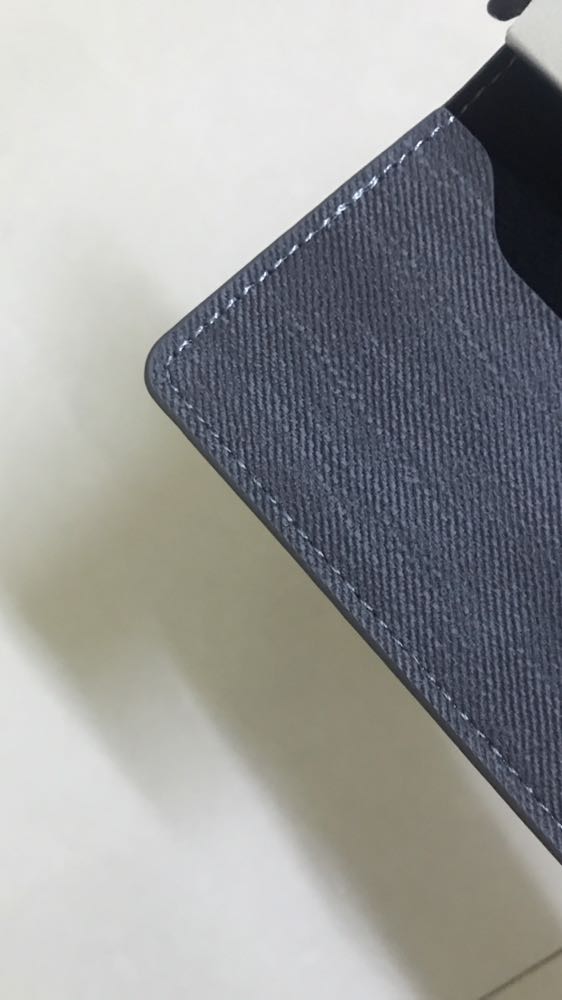 Ví hộp nhôm rất đẹp. Hộp sáng bóng, dày rất cứng cáp. Nhét thẻ vào chắc chắn khong lo bị rơi thẻ. Khi lấy ra có lấy gẩy thẻ ra theo thứ tự rất là tiện lợi luôn. Phần da may rất đẹp và chắc chắn, có chỗ để đựng tiền mặt nữa. Sản phẩm ok. Đáng mua.