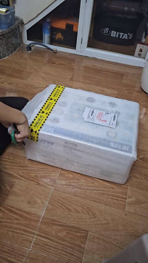 Đóng gói siêu cẩn thận. Máy nhỏ gọn nhưng chắc chắn. Mình ko dùng mà chỉ mua cho mẹ thôi. Bán cái máy may to rồi mua cái này quả là hợp lý. Mẹ mình thích lắm, tha hồ sửa đồ. Có mã qr và clip hướng dẫn, tuy bằng tiếng anh nhưng hình ảnh dễ hiểu, trực quan, mẹ mình vẫn biết và xài đc.