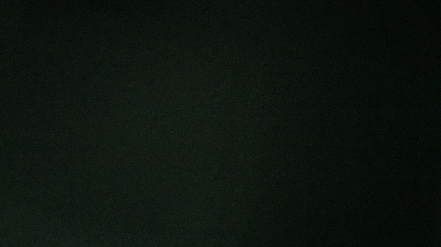 Bàn cắt hơi nhỏ, trọng lượng hơi nhẹ nên cảm giác ko chắc chắn như bàn gỗ