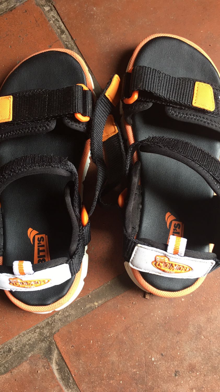 dép ổn
sh gửi tặng 1 ktrang
1 thiệp viết tay xinh
mỗi tội gói hàng k đc cẩn thận lắm
khuyến khích sh 5* :)))