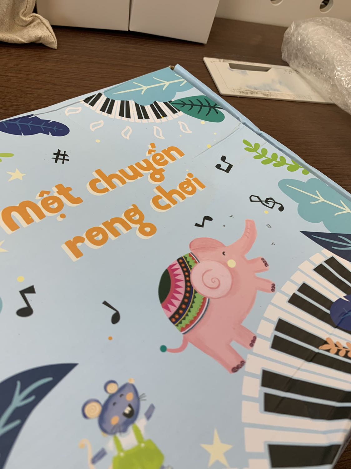 Mình không hài lòng vì cách bọc rất ẩu không có chống sốc để dẫn đến hộp khi mình nhận móp méo và xấu. Mình thấy rất xấu hổ vì mình định mua để tặng quà.