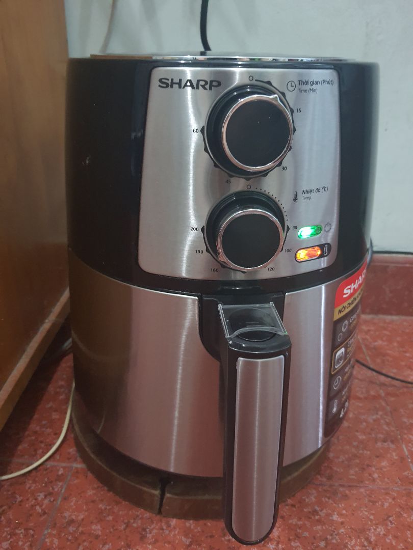 tưởng không ưng nhưng lại ưng không tưởng. Vận chuyển nhanh và đóng gói cẩn thận. Máy rất dễ sử dụng cũng như dễ dàng lau dọn sau khi sử dụng. Mình đã thử chiên gà, khoai tây chiên, hoàn thánh chiên cũng như nướng bánh mì bơ tỏi. Với mức giá này thì hoàn toàn hợp lý với gia đình nhỏ 2 hoặc 3 người. lý do chỉ hợp với gia đình nhỏ là vì dung tích lồng chỉ có 3.2L. Nếu gia đình ai nhiều người thì nên chọn dung tích lớn hơn.