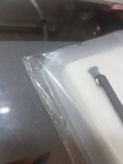 Khóa còng chắc chắn, giấy sẵn siêu nhiều tràn còng luôn phải lấy ra cất bớt :))). Tuy nhiên một góc mặt sau bìa bị gãy nổi vệt trắng dù được bọc chống sóc rất kỹ. Còn lại thì ưng sổ lắm luônnnn