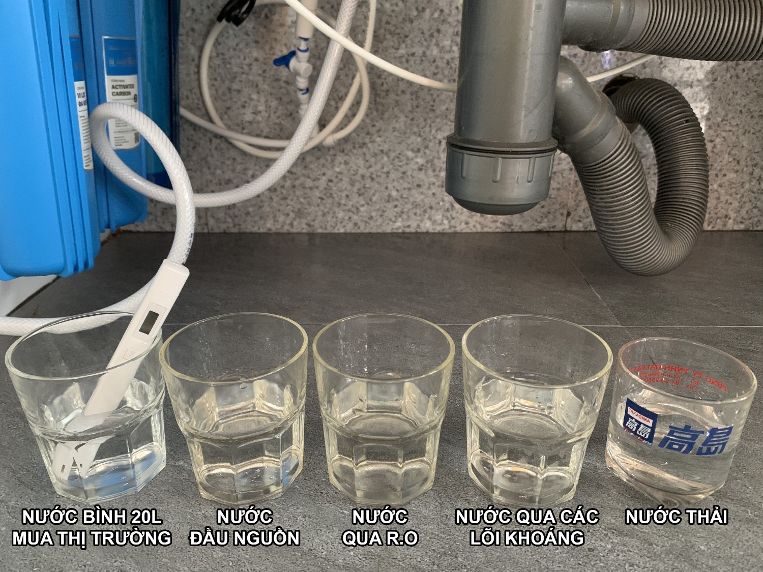 Tôi đã nhận hàng và sau vài ngày sử dụng tôi có một số thắc mắc như sau:
Thứ 1: Nước đầu nguồn chỉ số TDS là 42ppm, sau khi qua lõi RO là 12ppm thì có ổn không. Và sau khi qua các lõi khoáng là 40ppm thì chỉ số này có khác gì với 42ppm lúc đầu nguồn không?
Thứ 2: tôi xem sơ đồ lắp đặt trong tờ hướng dẫn thì thứ tự sẽ là:
 + Nguồn nước vào -> Cốc 1 -> Van áp thấp -> Van KSD -> Bơm -> Cốc 2 -> Cốc 3 -> Lõi RO -> Van áp cao -> Các lõi chức năng -> Bình áp -> Vòi dùng.
Nhưng trên thực tế của bộ lắp đặt sẵn gửi cho tôi thì sơ đồ như sau:
 + Nguồn nước vào -> Cốc 1 -> Cốc 2 -> Cốc 3 -> Van áp thấp -> Van KSD -> Bơm ->  Lõi RO -> Van áp cao -> Các lõi chức năng.
Như vậy cho tôi hỏi sơ đồ này ko theo khuyến cáo của hãng thì có ảnh hưởng gì đến chất lượng nước ra và tuổi thọ của bơm không?
Thứ 3: Sản phẩm tôi nhận được thiếu van Flow 300, van này rất quan trọng trong việc ngăn trào ngược nước thải trở lại màng RO. Nhưng tôi tìm mãi thì không thấy phụ kiện này. Cũng như không thấy bộ vít và tắc kê để treo kệ lên. Phải chăng 2 loại phụ kiện này người dùng phải tự trang bị?
Tạm thời tôi rate 4*. Hy vọng Karofi giải đáp giúp tôi những thắc mắc trên.
Chân thành cám ơn.