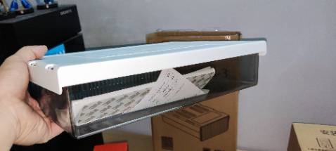 Hàng giao như đúng hẹn. Về sản phẩm thì một cái bị nức mẽ ở một góc, một cái bị bể một góc tuy ko ảnh hưởng đến mục đích sử dụng nhưng nhìn khá mất thẩm mỹ, mình phải lấy keo để dán lại. Nói chung vẫn xài được 👍