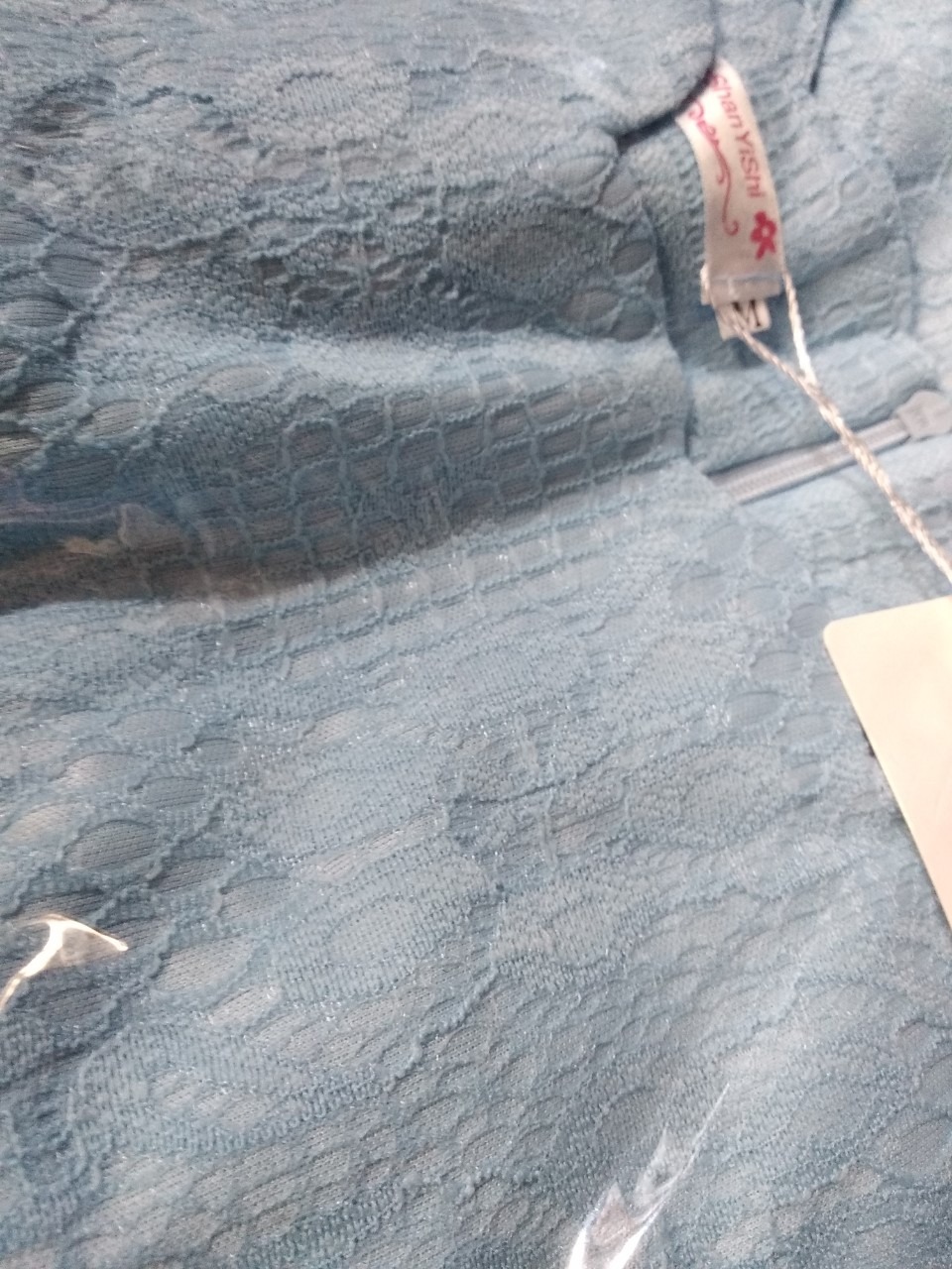 Lâu rồi không mua hàng online, khi mua thì chọn TIKI vì tin tưởng, và không thất vọng khi nhận hàng. Đóng gói đẹp, giao nhanh, hàng nhận được như mô tả. Cám ơn!