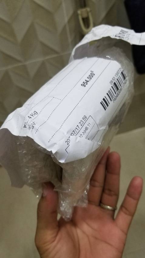 tui ko có nhà, nhờ Bảo vệ nhận dùm 4 cái đèn nặng 4kg mà giao tới vầy đây... ko thể tin được