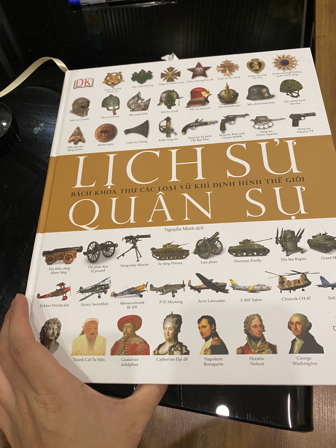 Tki giao hàng siêu nhanh
Nội dung khá phong phú nhưng chữ quá nhỏ, nếu những bạn cận sử dụng sẽ là rắc rồi lớn cho vận động mắt là 1 điểm trừ nặng cho cuốn sách này
Hơn nữa sách có sử dụng  từ địa phương, và nhiều từ còn mang tính chuyên ngành quá ( với học sinh nhỏ tuổi sẽ ko hiểu tường tận câu chuyện được)
