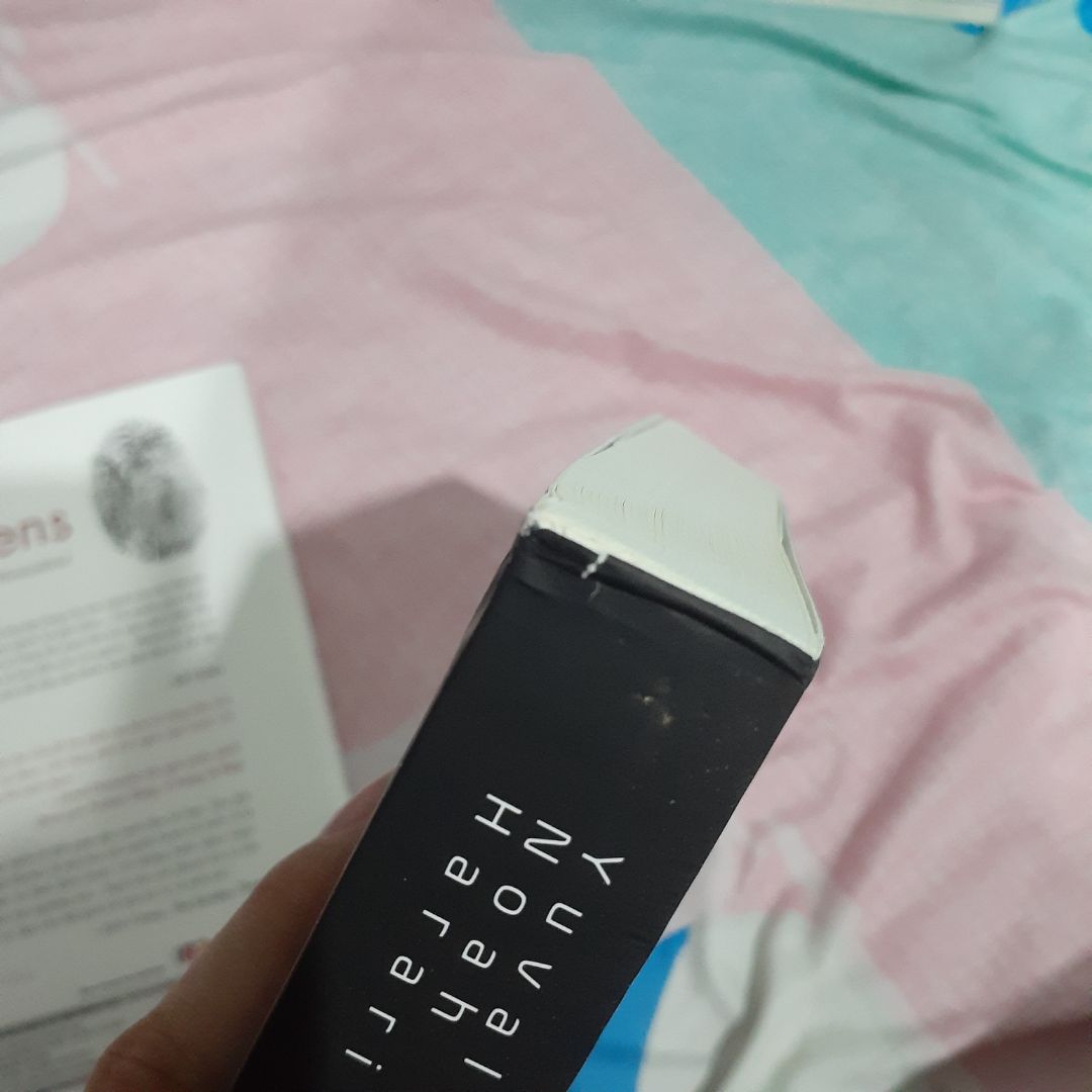 sách hay và nó là cuốn sách yêu thích của mình nhưng khi mình khui lấy sách thì mình thất vọng kinh khủng :) sách dơ, dính và gáy hư hư bìa sách nhăn gãy nữa :)