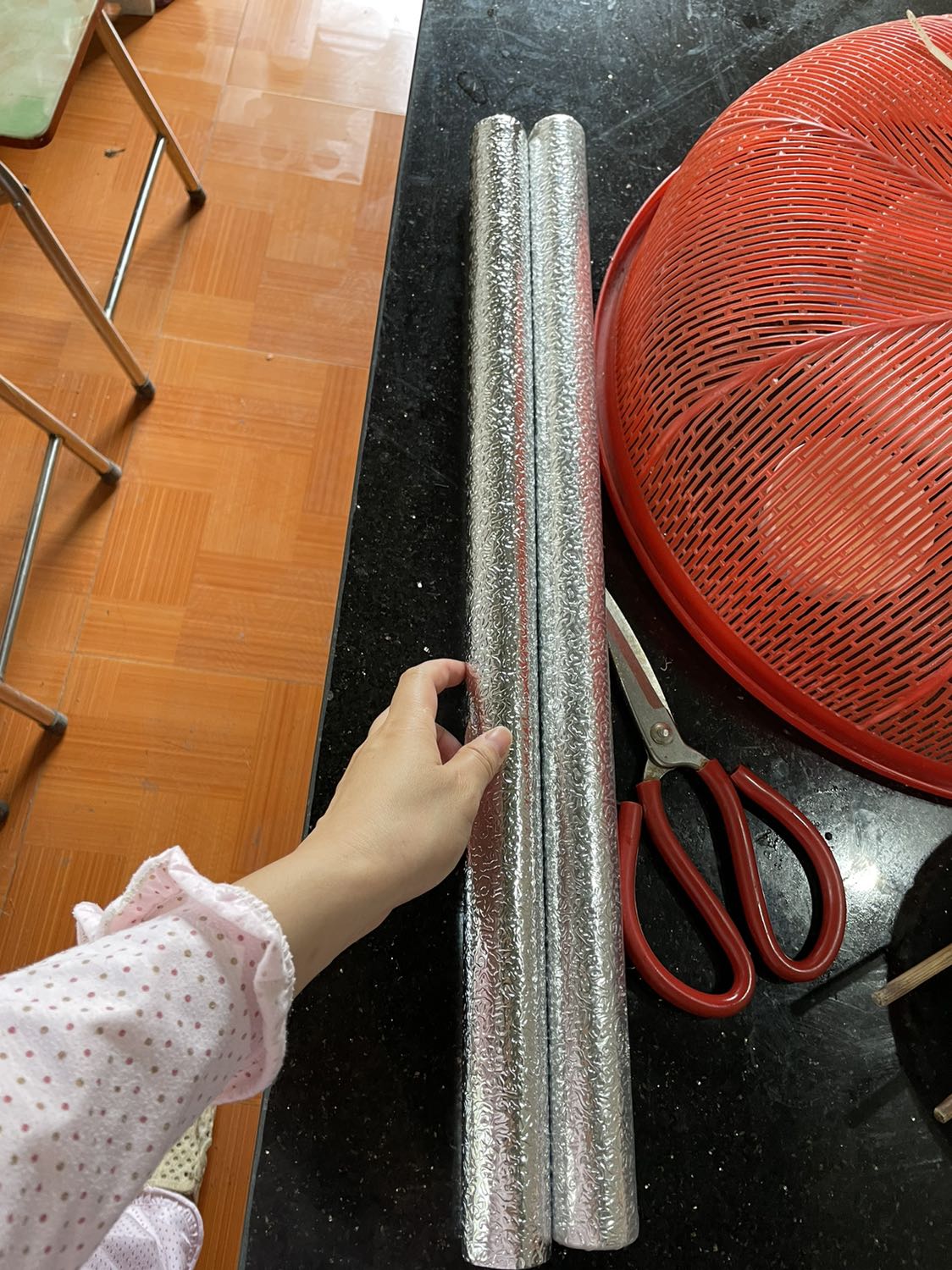 Keo k dính chút nào.phải cố định lại bằng băng keo.Giấy bạc sáng,đẹp.
Dk cái là cuộn đủ 60*300.
Chấp nhận dk