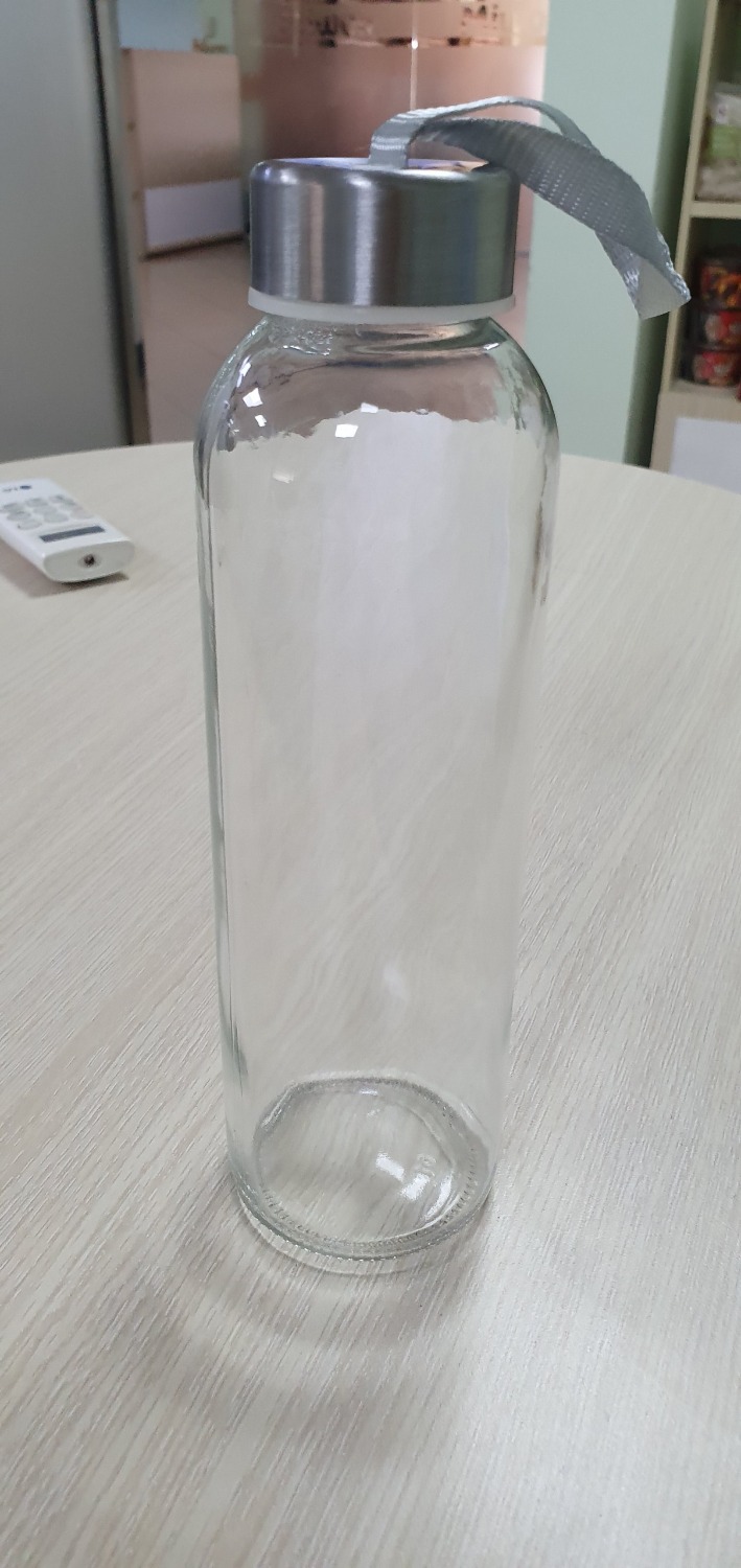 Mình mua lúc giảm giá còn 34k và hết sức hài lòng với sản phẩm. 4 chai thủy tinh đóng gói kĩ nên không sợ bể trong quá trình vận chuyển. Nắm bạc nhìn sang. Vì là chai thủy tinh nên mình không dám cầm bình bằng quai (vì sợ lỡ đứt quai thì tèo), mình chỉ cầm vào thân chai nước thôi. Mình chỉ mua bình đựng nước uống bình thường nên không đòi hỏi nhiều. Bình thủy tinh nhưng vẫn khá nhẹ (có thể là thủy tinh mỏng), tuy nhiên mình thấy sử dụng không hề bất tiện chút nào. Mặt hàng đáng mua nhé các bạn