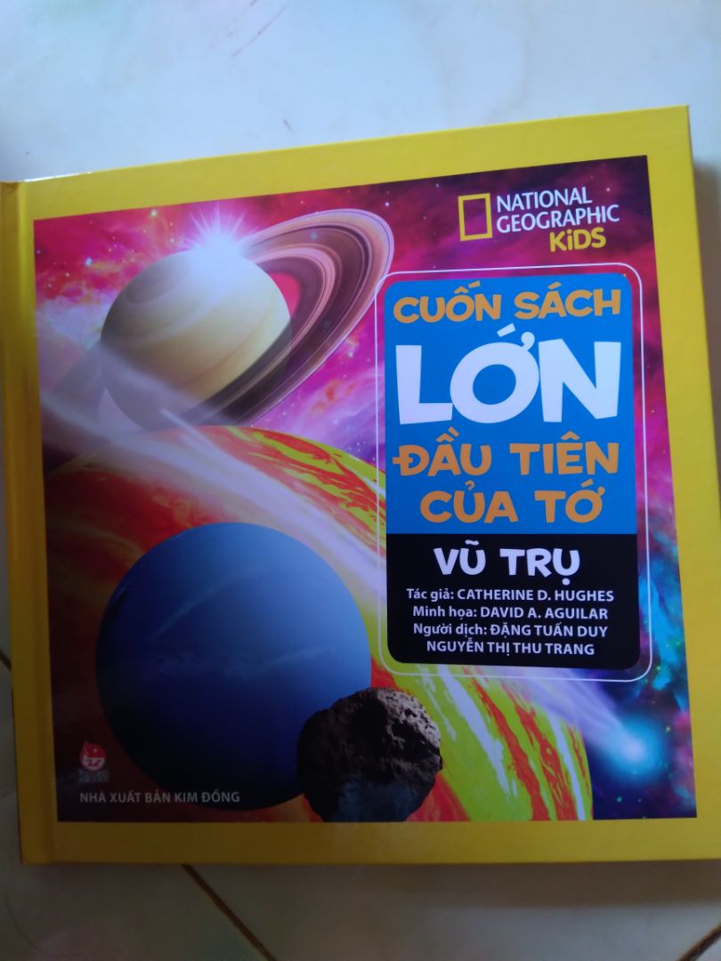 Tiki giao hàng nhanh, đóng gói cẩn thận. Sách được in bằng giấy khá dày, màu đẹp, ngôn ngữ gần gũi, dễ hiểu đối với thiếu nhi. Bé mình rất thích đọc mặc dù là bé gái, bé tranh thủ đọc hiểu mỗi ngày  để được mua thêm sách mới. Mình sẽ tiếp tục mua những quyển còn lại của bộ sách này " Cuốn sách lớn đầu tiên của tớ. "