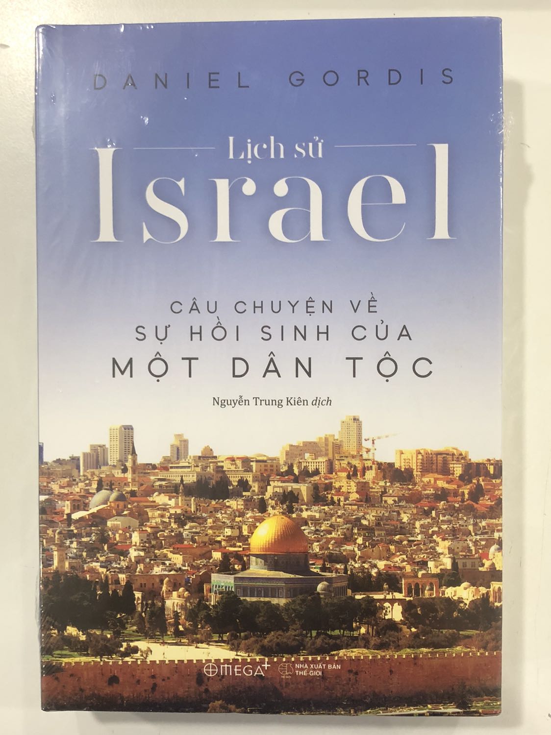 Thích cuốn này lâu rồi nên vừa sale cái là mua liền. Sách được giao nhanh, hộp không móp méo, bên trong có lót thêm giấy để chống sốc với không lo lúc rạch hộp mà phạm phải lên sách. Nội dung thì do có đọc review từ trước được đánh giá rất tốt, lại còn về đề tài đang quan tâm nữa!