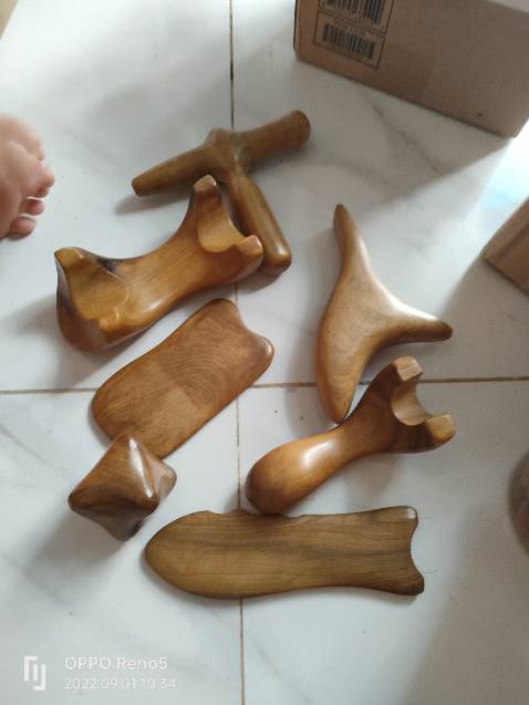 Các dụng cụ gia công đánh bóng đẹp, mùi gỗ thơm diu, tặng thêm vòng đeo tay