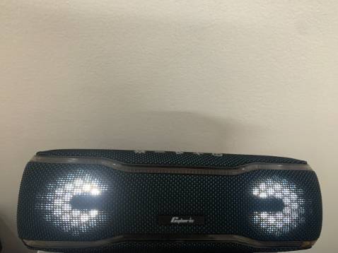 Loa đẹp. Nghe âm chất lượng. Có thêm chức năng gõ trống hay ghê.