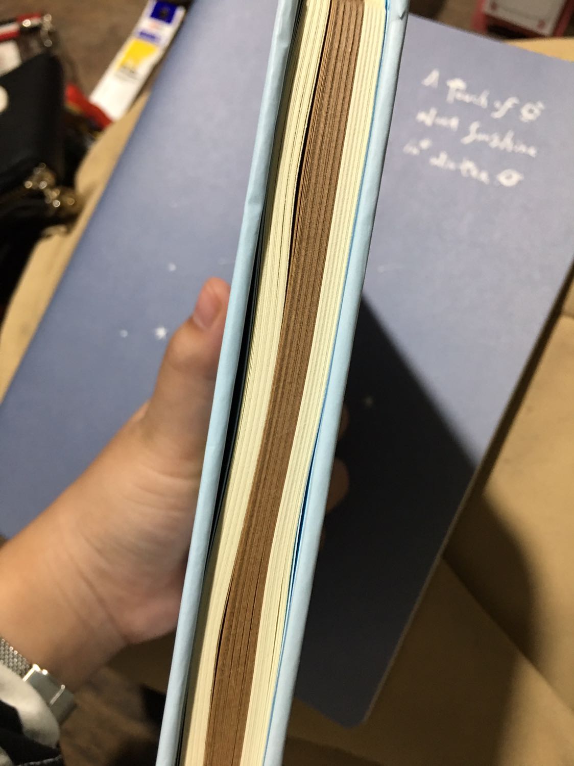 Sổ bị bẩn rất nhiều chỗ và phần mép bị gãy. Sổ nhỏ, không bằng 1 cuốn sổ A5. Bao bóng bọc sổ bị bị bóc ra nhưng tôi nghĩ là do quá trình vận chuyển nên bị như vậy.