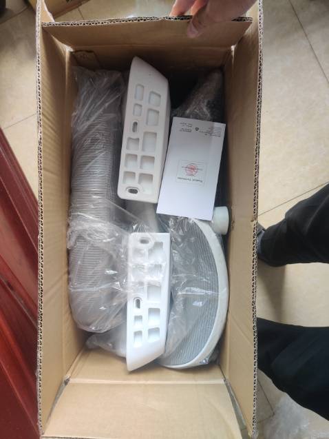 Đóng gói cẩn thận, thời gian giao hàng đúng lịch chỉ mất 2 ngày từ ngày đặt hàng. 
Ghế ngồi êm, chắc chắn, đệm yên ghế dày, bánh xe lăn trơn, mượt không phát ra tiếng
Lưng ghế là cố định, nhưng ghế có cơ chế ngả đàn hồi nên ngồi khá cảm giác khá thoải mái không bị cứng
Lưng ghế bằng lưới ngồi ôm sát người theo đúng sống lưng cảm giác rất thích, phần lưng dưới được đỡ, cảm thấy ngồi đỡ mỏi lưng hẳn 
Nhựa ABS của ghế nhìn chất lượng hoàn thiện là chưa cao, nhưng điều đó không phải giá trị cốt lõi của chiếc ghế và trong tầm giá này như vậy là chấp nhận được
Lắp đặt khá dễ dàng, bộ dụng cụ cực kì đầy đủ, không chỉ có vít còn kèm theo cả đồ để vặn vít, trong bộ mình còn bị thừa ốc vít, 10 đ
Nhìn chung mình rất hài lòng về chiếc ghế trong tầm giá này, đáng đồng tiền khuyên mua