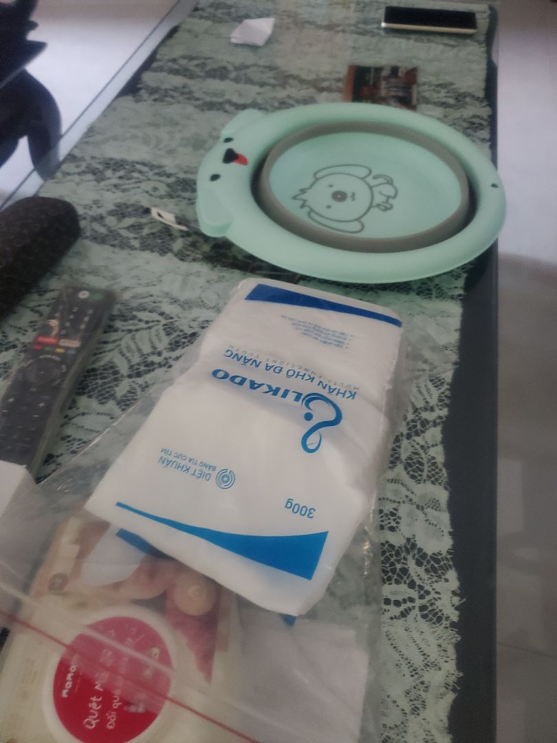 Khăn mềm, sạch, gọn, ổn định hơn xài khăn ướt và khăn giấy. Mình biết khăn này hơi trể nên trong tủ còn khá nhiều khăn ướt và khăn giấy mua từ trước. Khá buồn.
Tối xem giá 142k, bận thay tả cho bé quên đặt hàng. Sáng ra đã 151k. Ahuhu