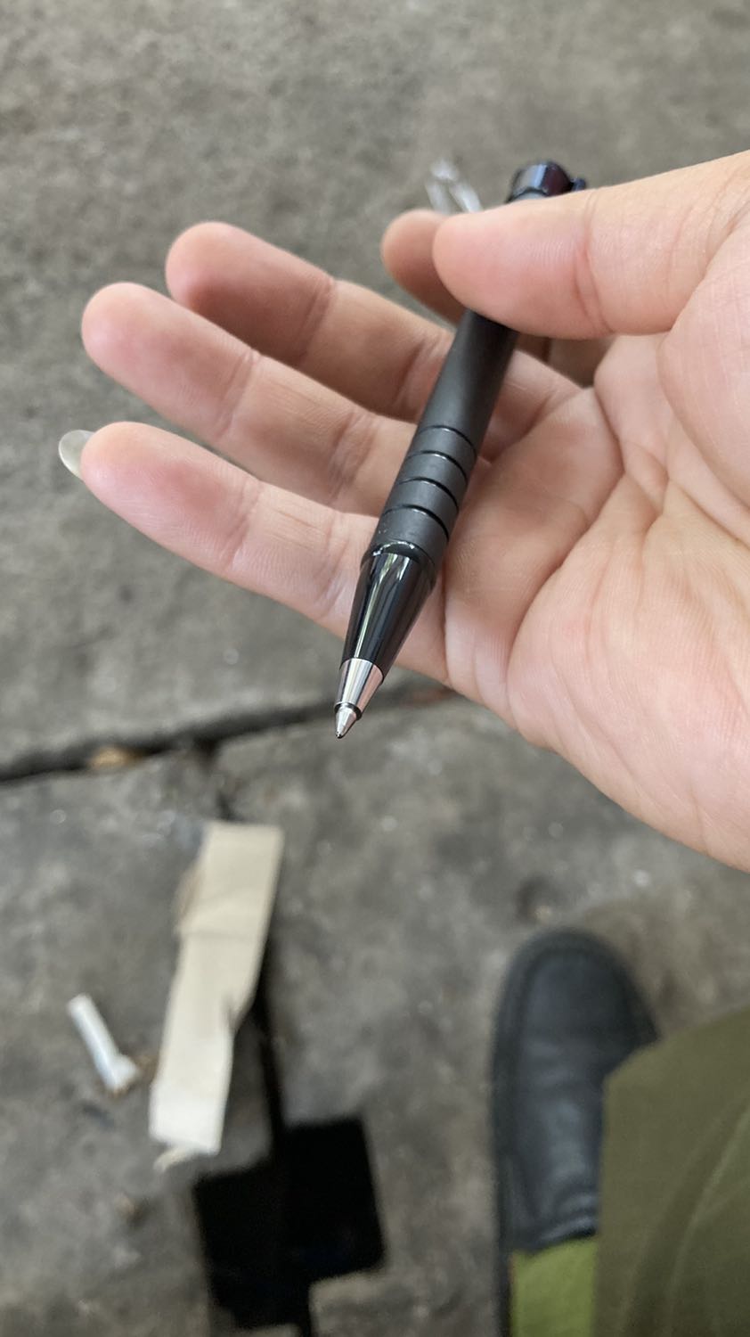 Quên đặt mực màu xanh. Mà hình như shop không có lựa chọn màu mực thì phải.
Nét mực khá ổn, mới lấy về thấy ra đều mực, thân bút chắc chắn. Xài thời gian sau không biết ra sao.
Đánh giá ban đầu thấy được.