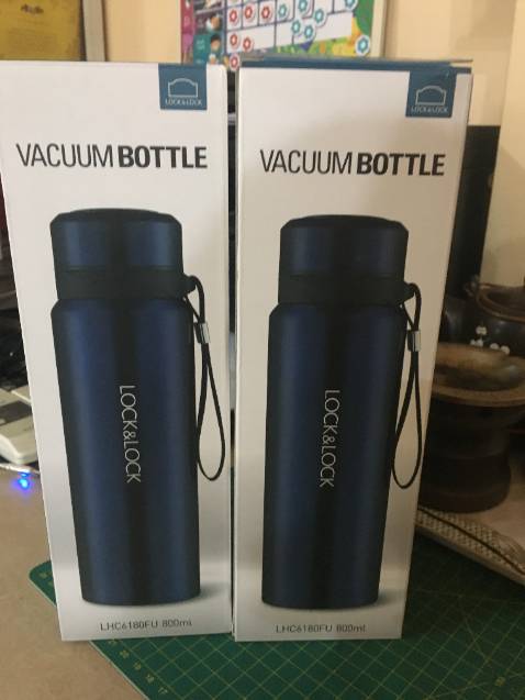 Tôi đặt mua 2 bình giữ nhiệt Lock&Lock, 1 bình màu xanh và 1 bình màu đen với giá khác nhau. Bình màu đen có giá cao hơn bình màu xanh. Tuy nhiên khi nhận hàng thì shop lại gửi tôi 2 bình đều là màu xanh đậm. Tôi muốn được đổi lại 1 bình màu đen. Mong Tiki hỗ trợ.