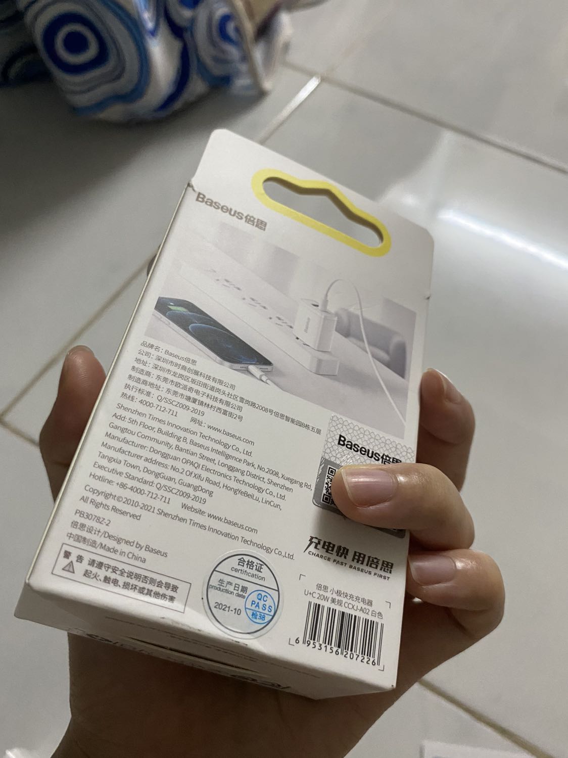 Giao nhanh, đóng gói ok, xài 1 thời gian r mới nx, thấy khá ok, mình xài với dây của cùng hiệu và tương thích ip11 luôn thấy ổ USB sạc nhanh, còn typeC dùng với dây sạc kèm của ip11 thì chậm hơn chút do output có 18w thôi, à và do cả cục sạc có 20w nên nếu sạc 2 đt cùng lúc thì cái nhanh cái chậm, bữa quên cắm cả 2 xong hồi théc méc ủa sạc nãy giờ mà 1 cái nó lên pin lâu quá trời, rút 1 cái đã sạc đầy ra nó lên lẹ liền =))) củ không quá nóng, hộp nhám nhám cầm đã tay, có mã QR ktra chính hãng, tặng sticker nựa =)) nói chung là hài lòng 😌👌