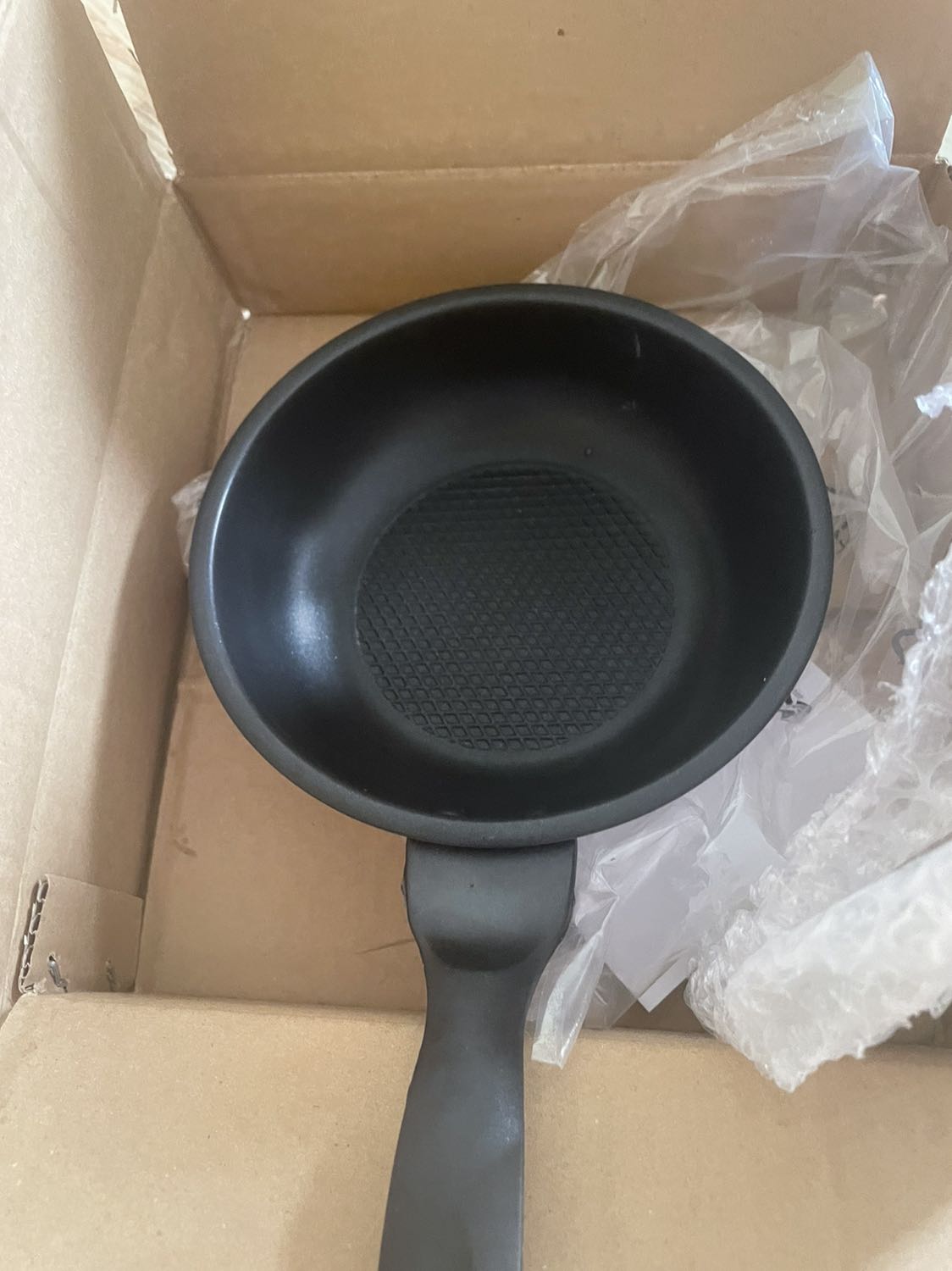 Nhỏ xin dễ thương sài cho bếp điện từ nè