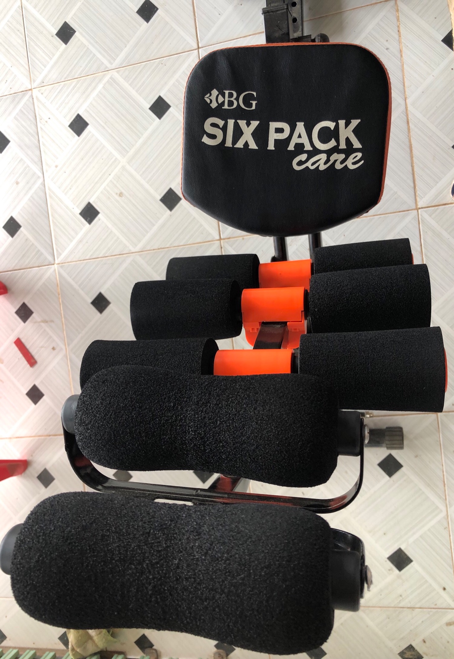 Mình mua lúc được giảm giá 809k (giờ 999k luôn :D), Tiki giao về tận Đức Hoà trong 1 ngày làm việc. Sản phẩm như hình, Tiki cho up có 5 hình nên mình up mấy hình chụp sát sát cho mọi người thấy. Lò xo, dây kéo, tấm kê lưng vẫn còn khá tốt sau 2 tuần sử dụng liên tiếp. Tầm giá đó thì lựa chọn máy tập này là khá ok đó mọi người.