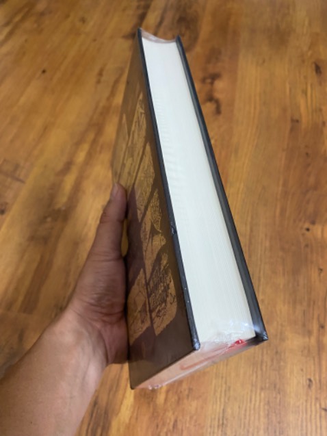 Sách mới nguyên seal, ko cấn móp gì, tặng bookmark và lời cảm ơn rất chu đáo. Tks shop.