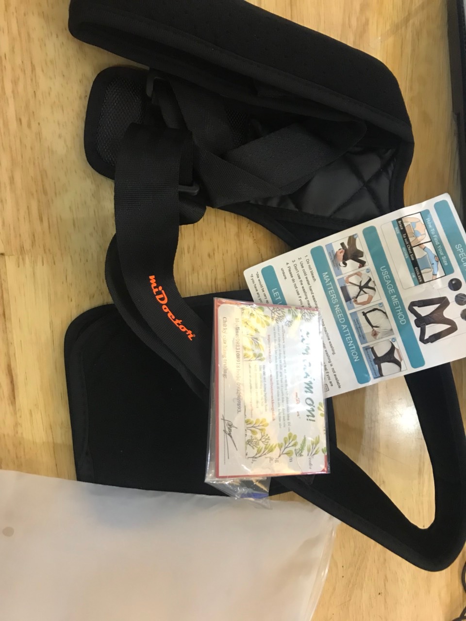 chất liệu khác hẳn so với loại rẻ tiền mua lần trc, có cả 2 tấm đệm nách, logo, thẻ cám ơn, phiếu BH các thứ đầy đủ,.. lần loại rẻ mấy hôm bị đứt rách phần dây quoai, cái này thấy chắc chắn lắm, ko dễ đứt đc.. cám ơn tiki