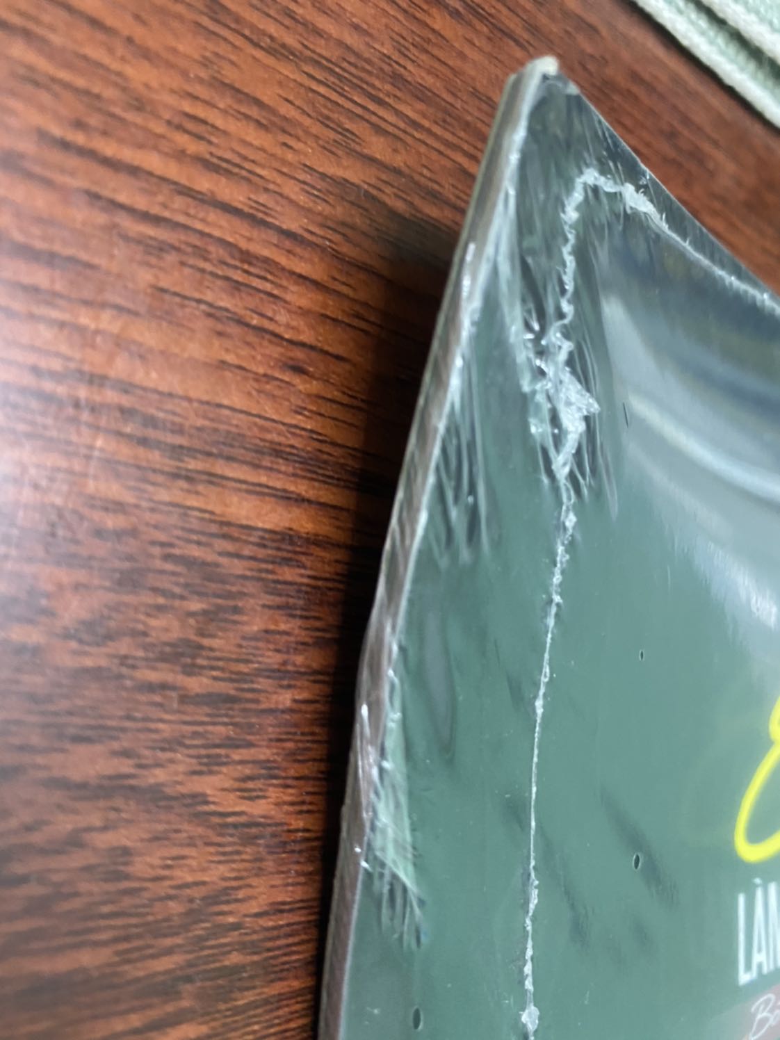 Bao bì rất kĩ luônnn nhưng vận chuyển hay sao mà em nó bị cong một tí ?