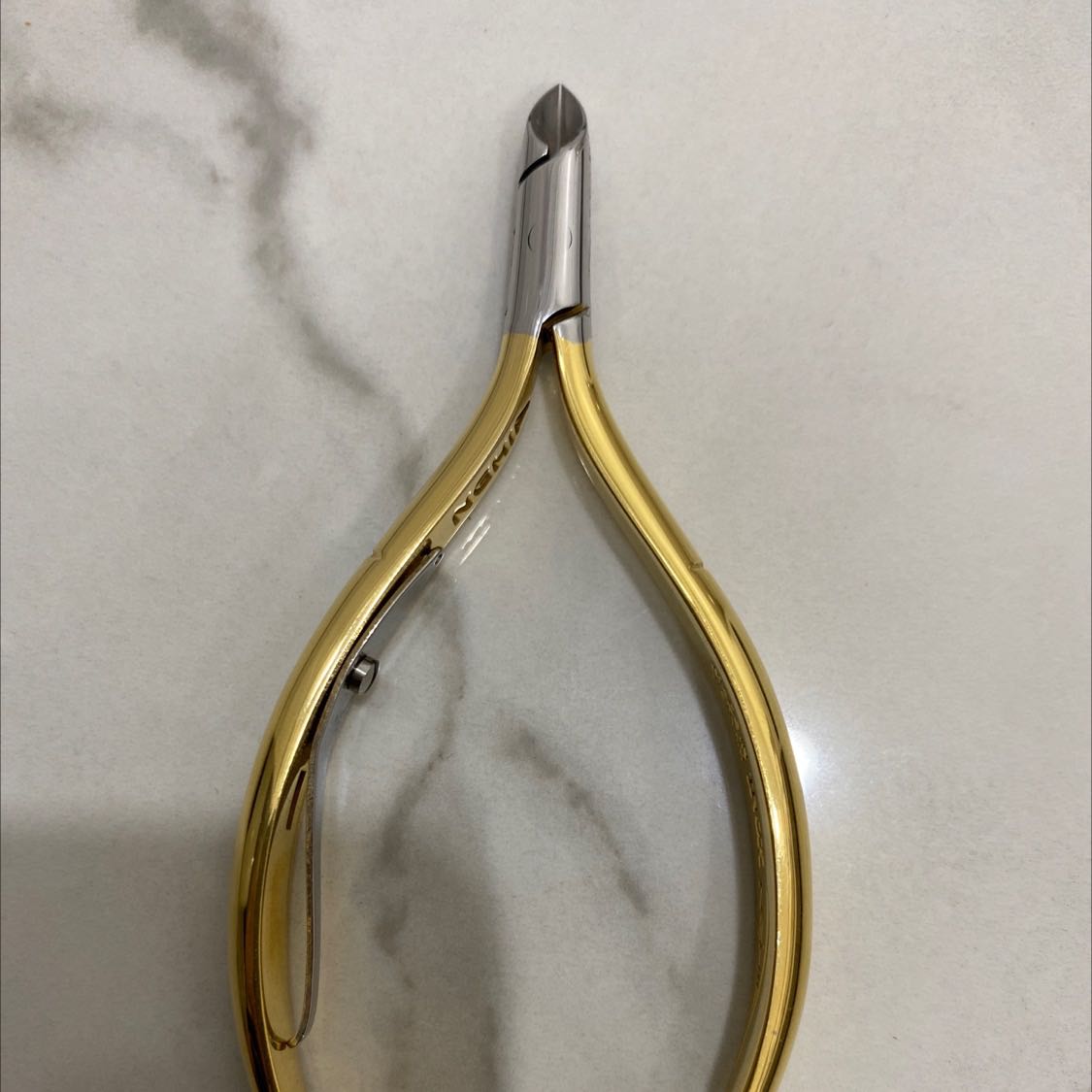 Cực kỳ tốt, cắt da siêu thích đối với da tay nhiều như mình (1 tuần phải cắt 2 lần), độ bén cao, nhìn kiềm chắc chắn, sẽ mua thêm 1 cay nữa