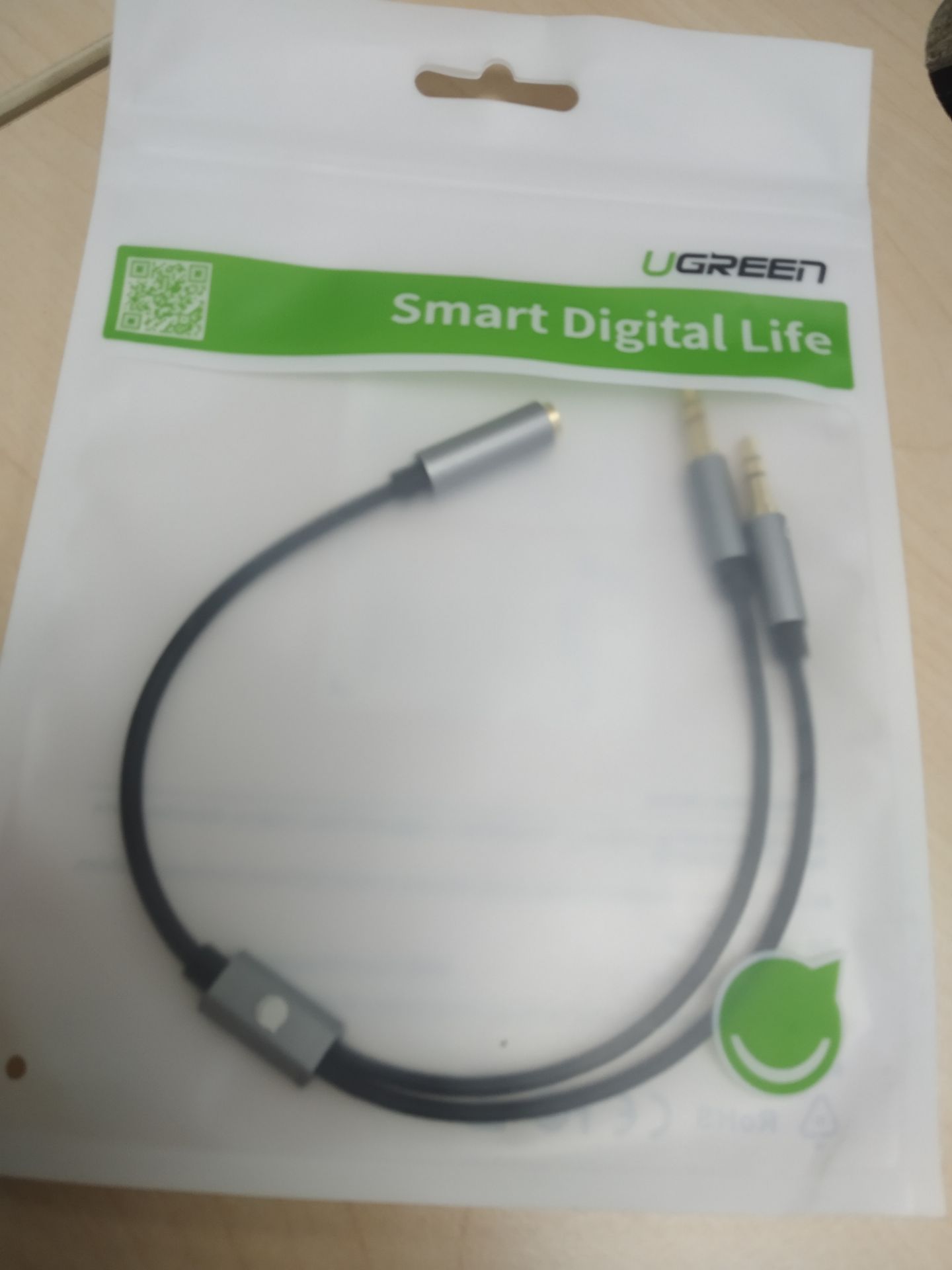 Mình chủ yếu cần đầu cắm Microphone nên nhiêu đây là quá ổn cho 1 cuộc tình. Bao bì đẹp, sản phẩm cũng okay. Các bạn cần nhớ 1 điều là âm thanh chỉ còn ở khoảng 70 - 90%, ko dc good hoàn toàn như bạn cắm trực tiếp vào lỗ, nên đừng thắc mắc gì nhé. Còn bạn nào chạm vào 2 đầu kim loại mà bị giật tê tê thì mang dép vào hoặc để thùng PC hoặc đôi chân mình cách mặt đất nhé, lót mút hoặc giấy cạc-ton xuống để ko bị giựt điện tê tê.