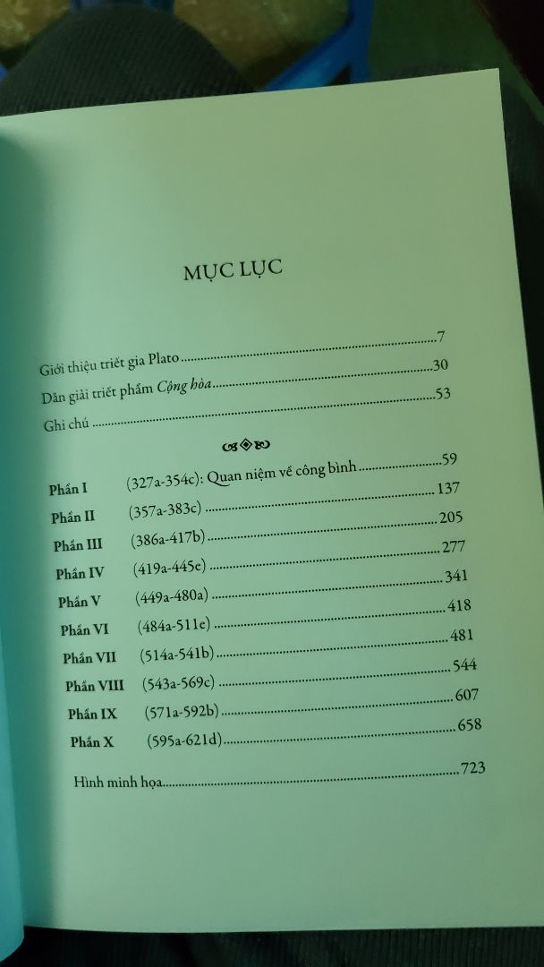 giao hành khá nhanh dù ở Sài Gòn chuyển ra Hà Nội. Giấy đẹp và mình xác định là bản dịch này dùng nhiều từ cũ, đọc giống đọc kiếm hiệp. Có vẻ nếu bỏ qua chút phiền muộn vì các từ cũ thì nội dung dễ đọc và hấp dẫn.