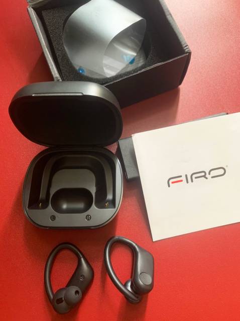 Mình đã sử dụng qua rất nhiều mẫu tai nghe, có đôi lời cảm nhận về hãng FIRO này:

- Kiểu dáng đẹp, có độ hoàn thiện cao, đeo rất bám tai, không bị mỏi khi đeo lâu.
- Kết nối nhanh và ổn định. (iphone & sam sung )
- Pin trâu
- Âm thanh hay

Qua tìm hiểu mình được biết FIRO chuyên sản xuất các dòng tai nghe đạt tiêu chuẩn xuất châu Âu nên rất tự tin khi sử dụng.