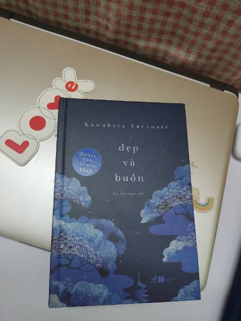 Giao hàng nhanh, bìa rất đẹp để mô tả cho cái tên tác phẩm Buồn và Đẹp
Nhưng với mk nó chỉ dừng lại ở đó. 
Câu chuyện kể về mối tình ngoài luồng, sự oán hận, ghen tuông_cái buồn để thấy được mỹ lệ của phồn thực, cái đẹp của tình yêu 
Mạch truyện của cuốn sách này k hợp với mk. Có thể mk k đủ sâu sắc để hiểu đk nó. Ai thích văn học Nhật chắc sẽ mê hơn mk. 
Nhưng đúng như câu trong tác phẩm: khi tác phẩm đk khai sinh ra thì nó có cuộc sống riêng tách biệt với tác giả. Đáng tiếng cuộc sống mà mk gắn cho tác phẩm này không rực rỡ lắm :)))