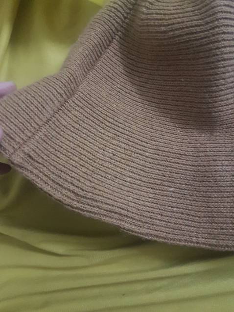 Kiểu dáng đẹp nhưng chất len nên hơi nóng. Bị lỗi viền mũ 1 chút