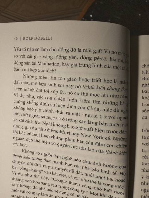 Nội dung sách mới đầu đọc khá hay, trừ những đoạn những luận điểm nói về Chúa, cảm giác tác giả này luôn phản biện là Chúa không có thật, mọi sự đều là sự ngẫu nhiên, không có tác động nào của Chúa cả, đọc là thấy thành kiến của tác giả khi luôn lấy những ví dụ liên quan đến đạo này và Chúa để làm ví dụ cho những tư duy sai. Đọc nó bị bực ấy, người có đức tin về Chúa k nên đọc cuốn sách này nhé.