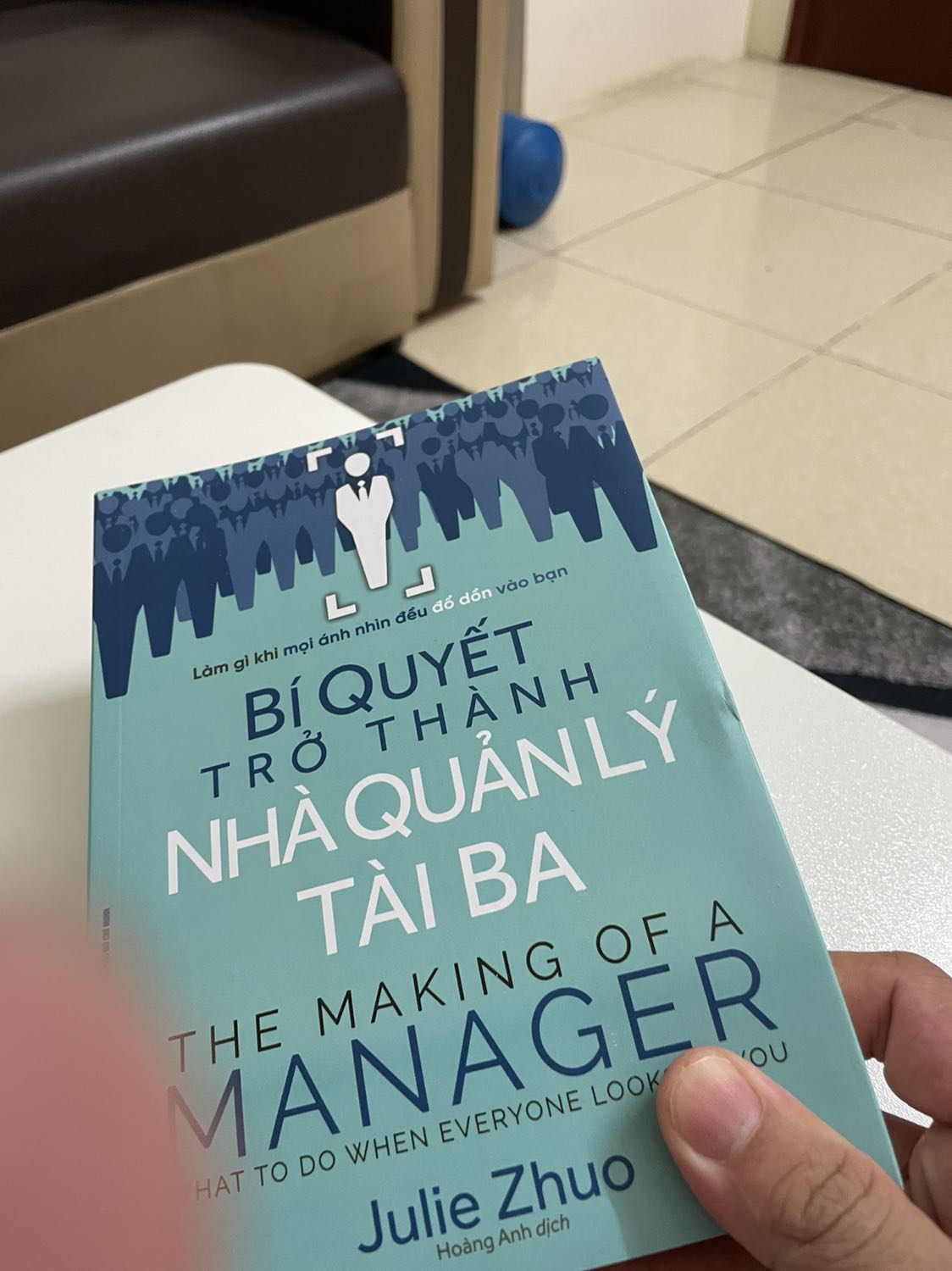 Sách bị rách và thủng, hơi mất thầm mỹ một chút nhưng nội dung không ảnh hưởng