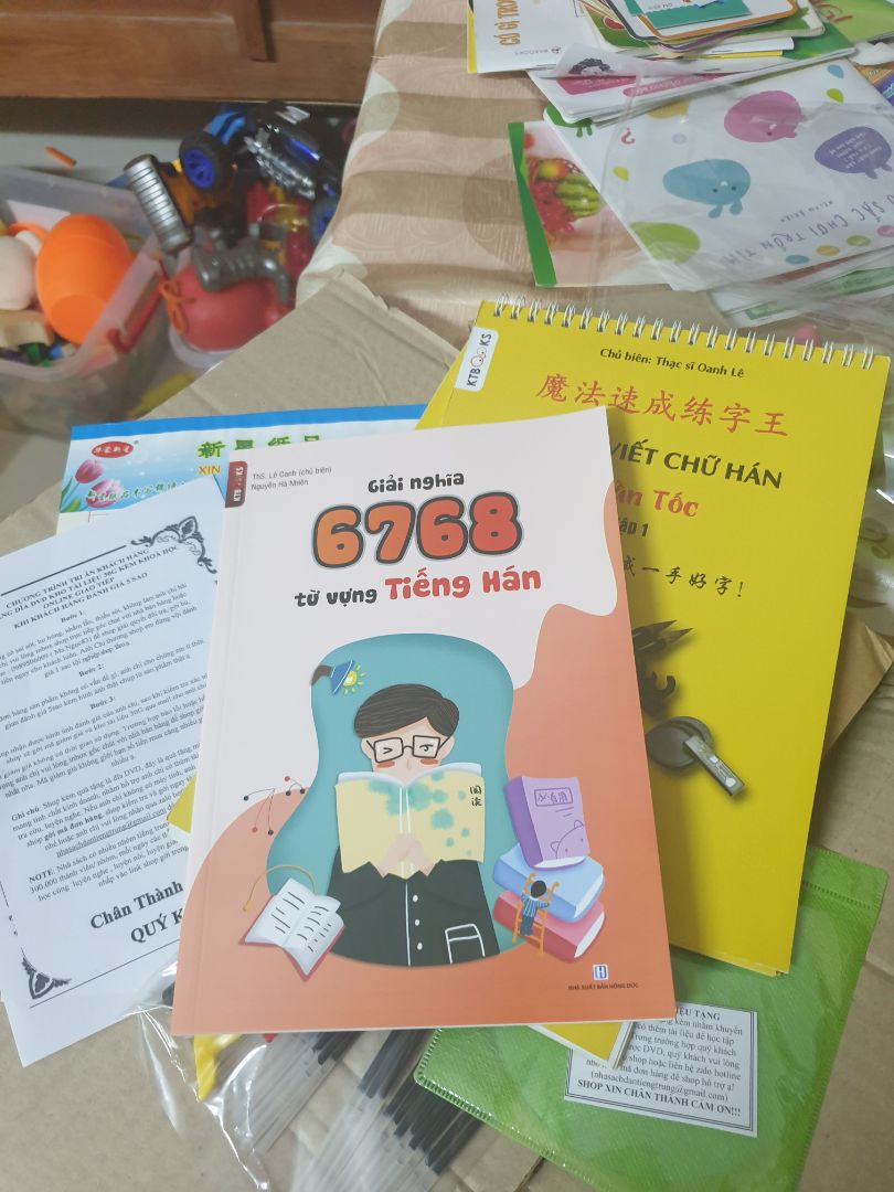 giao hàng nhanh chóng,sách có chất lượng,được tặng quà kèm theo như quảng cáo,nói chung là thích lắm lun,thấy là có động lực học hành lun,giá trên bìa sách và vở thấy cao mà giá săn sale thấy rẻ quá trời,chưa tới 200k,swx ủng hộ tiếp