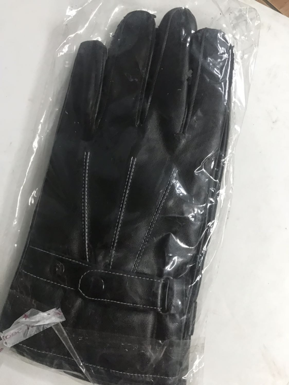 Sản phẩm đẹp như shop mô tả. Chất lượng rất tốt, mẫu mã rất tuyệt vời, đóng gói chắc chắn, có hộp đựng rất tuyệt vời, giao hàng nhanh, nhân viên giao hàng nhiệt tình, rất tuyệt, chất lượng da rất tuyệt, mầm mại dùng rât ưng, cảm ưng rất tốt, như tay thường, rất tiện cho việc dùng đi xe máy hoặc đi ngoài đường cần dùng diện thoại. Tiện lợi đáng tiền nên mua.