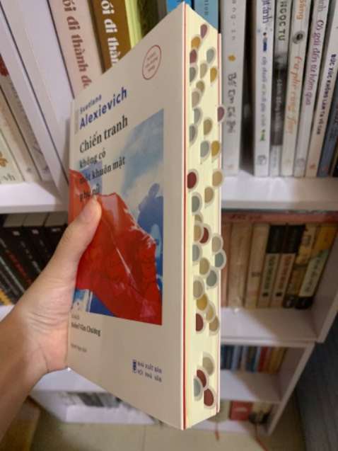Hàng giao về còn nguyên vẹn nha đóng gói cũng khá kĩ nè. Đặc biệt nhắc lại 100 lần là phải mua về đọc liền nha mng ơi vì em nó siêu đỉnh siêu mê siêu hay hay hay luôn ấy ạ