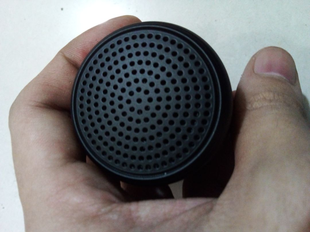 giao hàng nhanh . mới đầy đủ phụ kiện . chất âm tốt , kết nối xa với ổn định lắm . pin trâu nghe cũng được lâu . sản phẩm ok lắm