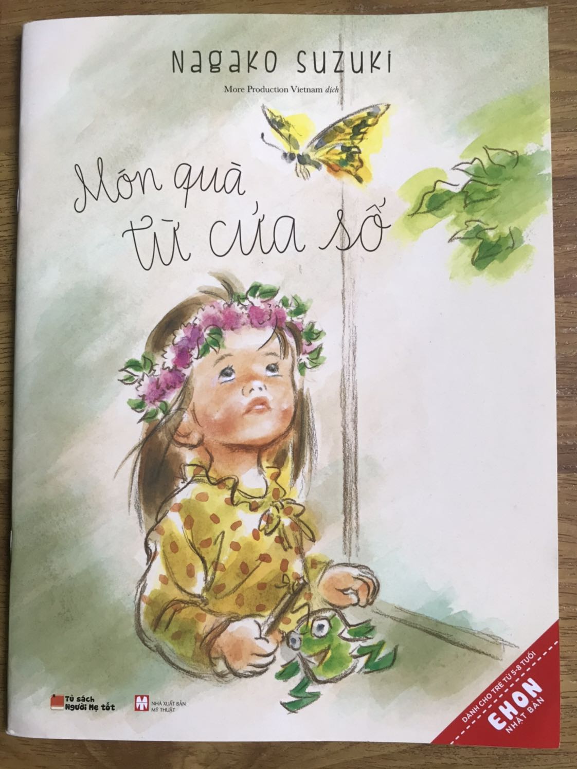 Sách xoay quanh câu chuyện bé Nana bị bệnh nên ko thể ra ngoài chơi, mình nhận sách đúng ngay lúc bé nhà đang bị sốt nên kể cho bé nghe lun, bé vô cùng thích thú vs những món quà dễ thương đến từ bạn bè qua khung cửa sổ. Hình vẽ màu nước dễ thương