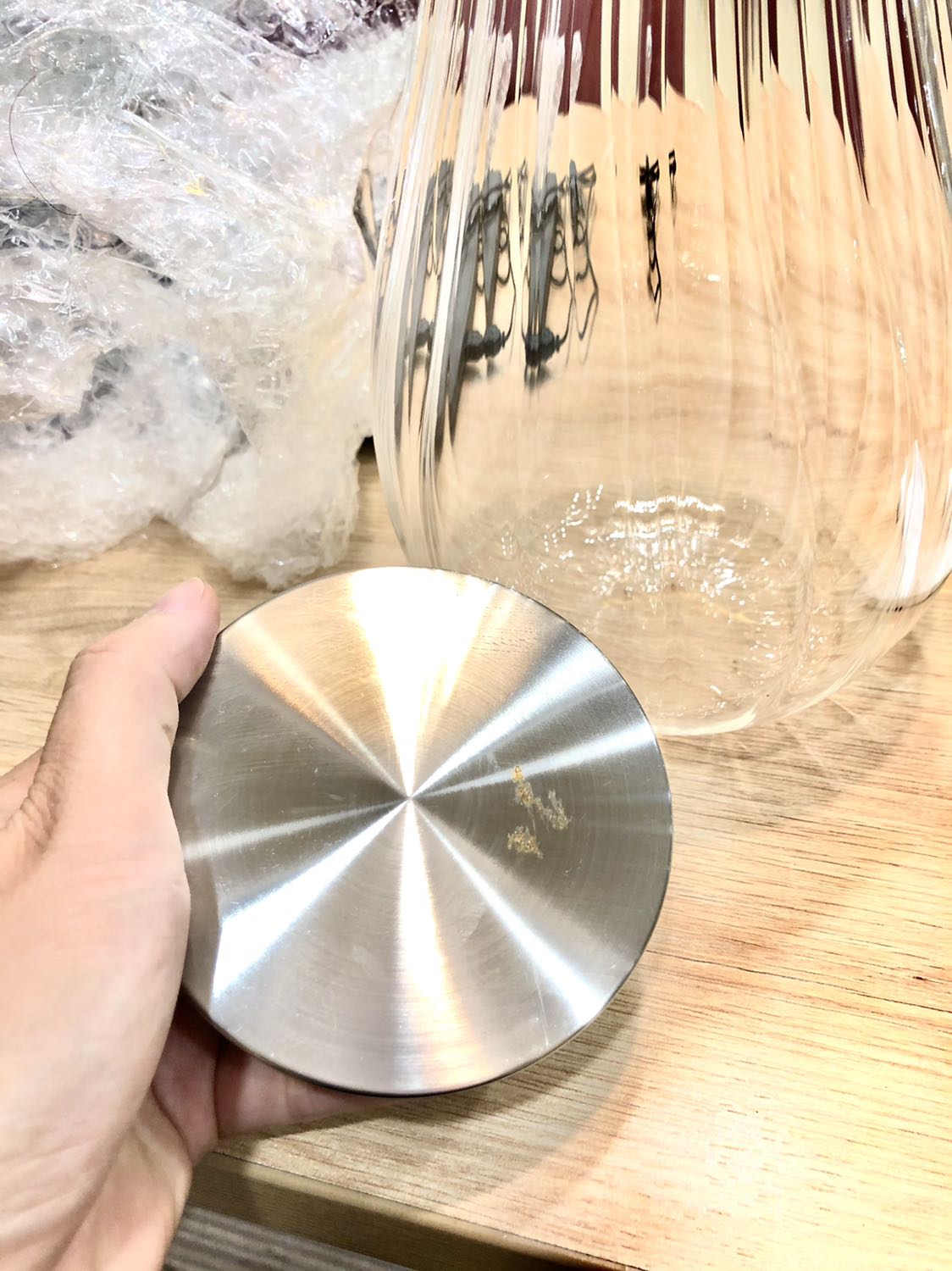 Thuỷ tinh rất mỏng, nắp bị dính sơn ko thể chùi ra được