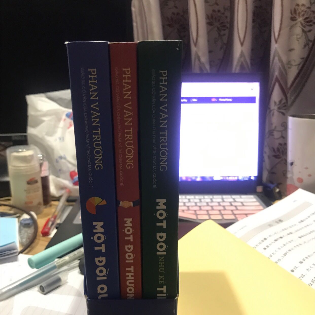 Được biết đến sách thông qua nghe các postcast của thầy và say mê cách thầy truyền đạt lại kiến thức cũng như tư duy của thầy thế là mình ôm ngay 3 quyển về đọc.