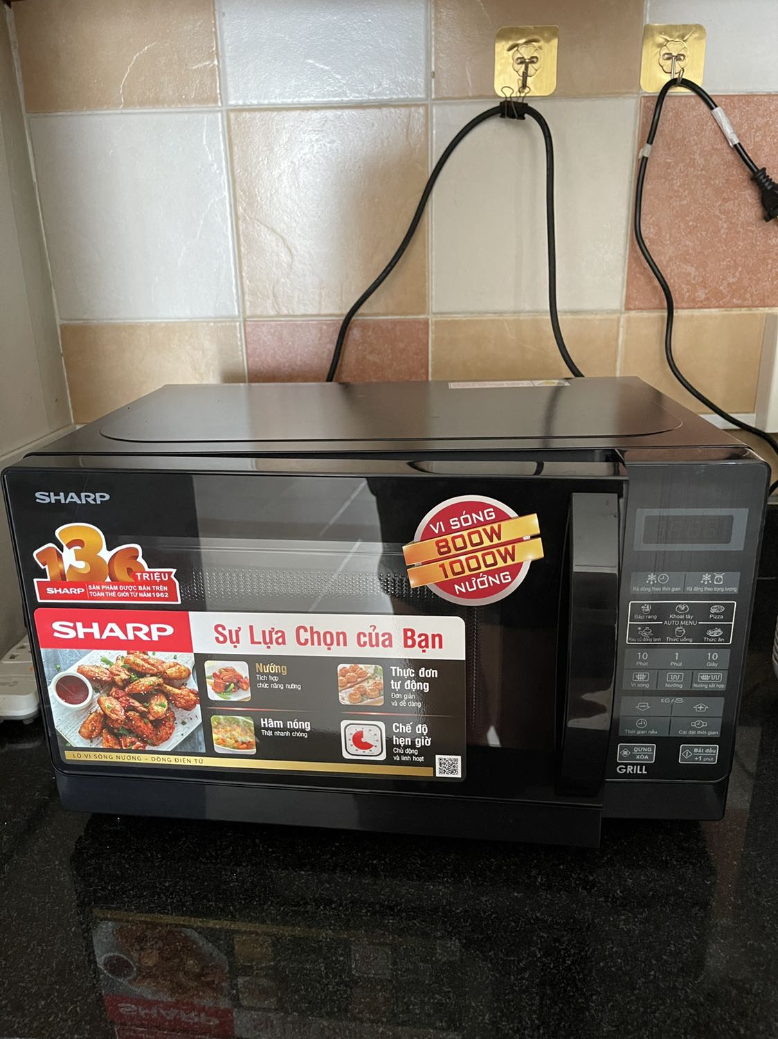 Shop và team tiki rất chu đáo khâu vận chuyển và HDSD. Mình đã mở máy dùng 1 tuần chế độ vi sóng: lò vận hành với độ ồn bình thường của lò vi sóng, kết nối nguồn điện tốt, dễ sử dụng. 

Tuy nhiên: 
- Cần đọc kĩ HDSD nếu ko sẽ hơi bối rối với cách quy định nút bấm 
- Từ ngoài nhìn qua các khoảng trống chưa dán decal của cửa, khi lò bật đèn vận hành, mình vẫn không thấy đồ ăn bên trong. (Nhưng ko thành vấn đề với mình) 
Thank you :)