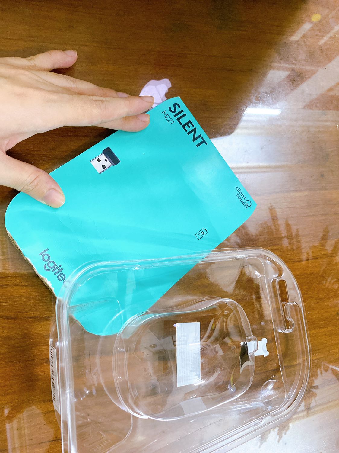 Hàng Tiki giao siêu nhanh luôn ạaaa. Mình đặt hôm 21/10, giao đến nhà ở Đồng Nai, mà sáng 24 đã nhận được rồi. Trong khi vẫn còn khá dịch. Cho Tiki 10 điểm. Hàng chất lượng xịnnn mịn. Giá rẻ hơn các shop mình so sánh ở *** và ***. Chuột rất vừa tay, màu siêu xinhhhh và sanggg ạ. Ko phát ra tiếng ồn. Kết nối nhanh với máy. Chất lượng 10/10 luôn